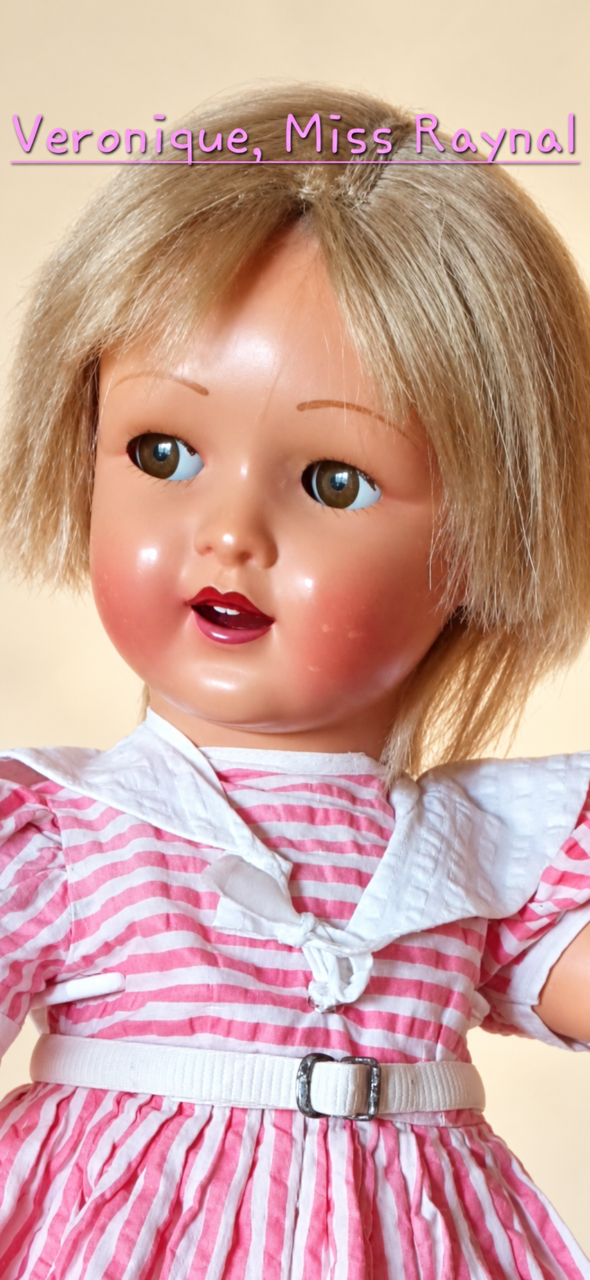 Véronique, dite Miss Raynal, 1956 — collection d’Isabelle — Véronique, dite aussi Miss Raynal, 1956, 48 cm, en robe Raynal du Bon Marché — collection d’Isabelle — vue 1.