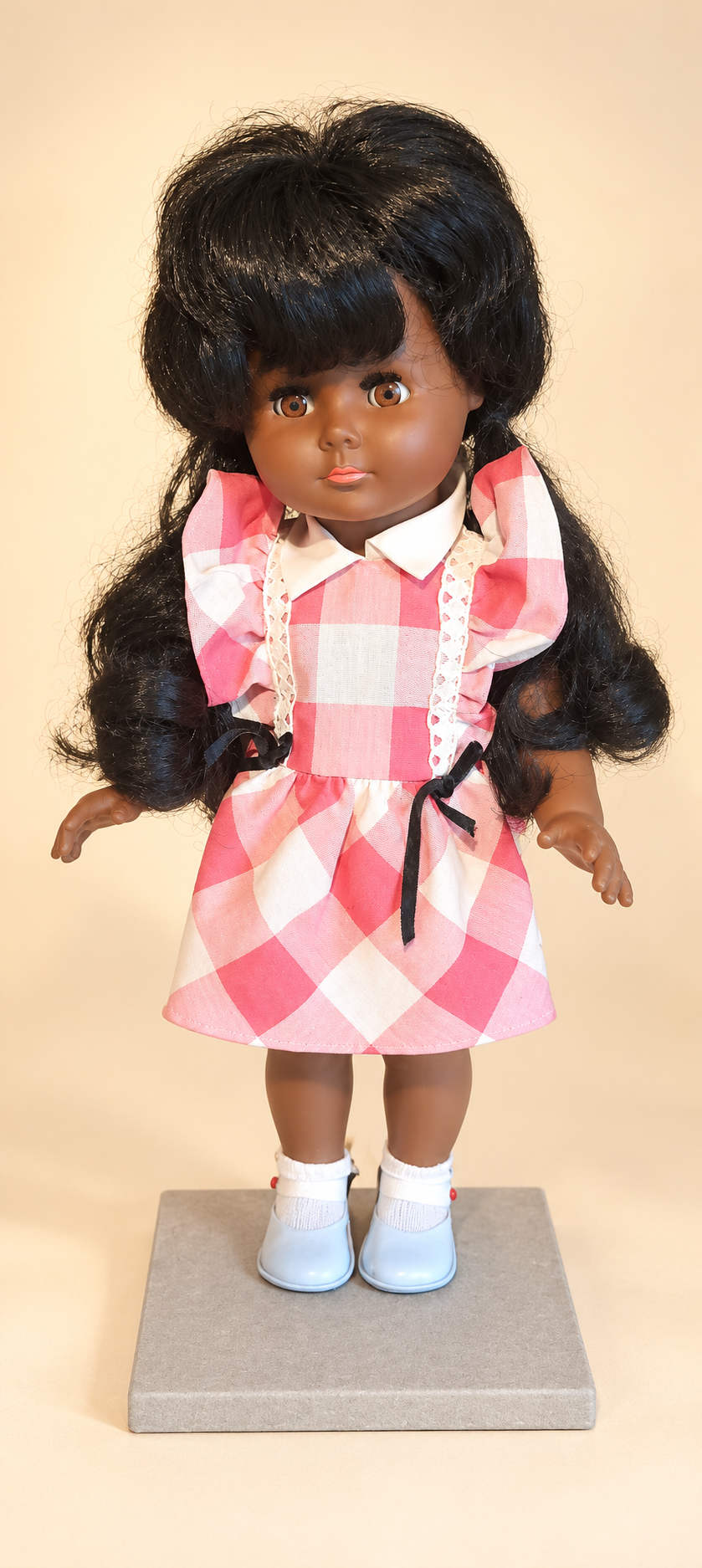 Jette de Schildkröt — collection de Karin — Jette de Schildkröt en robe à carreaux roses et blancs — collection de Karin. Modèle et marque confirmés — vue 1.