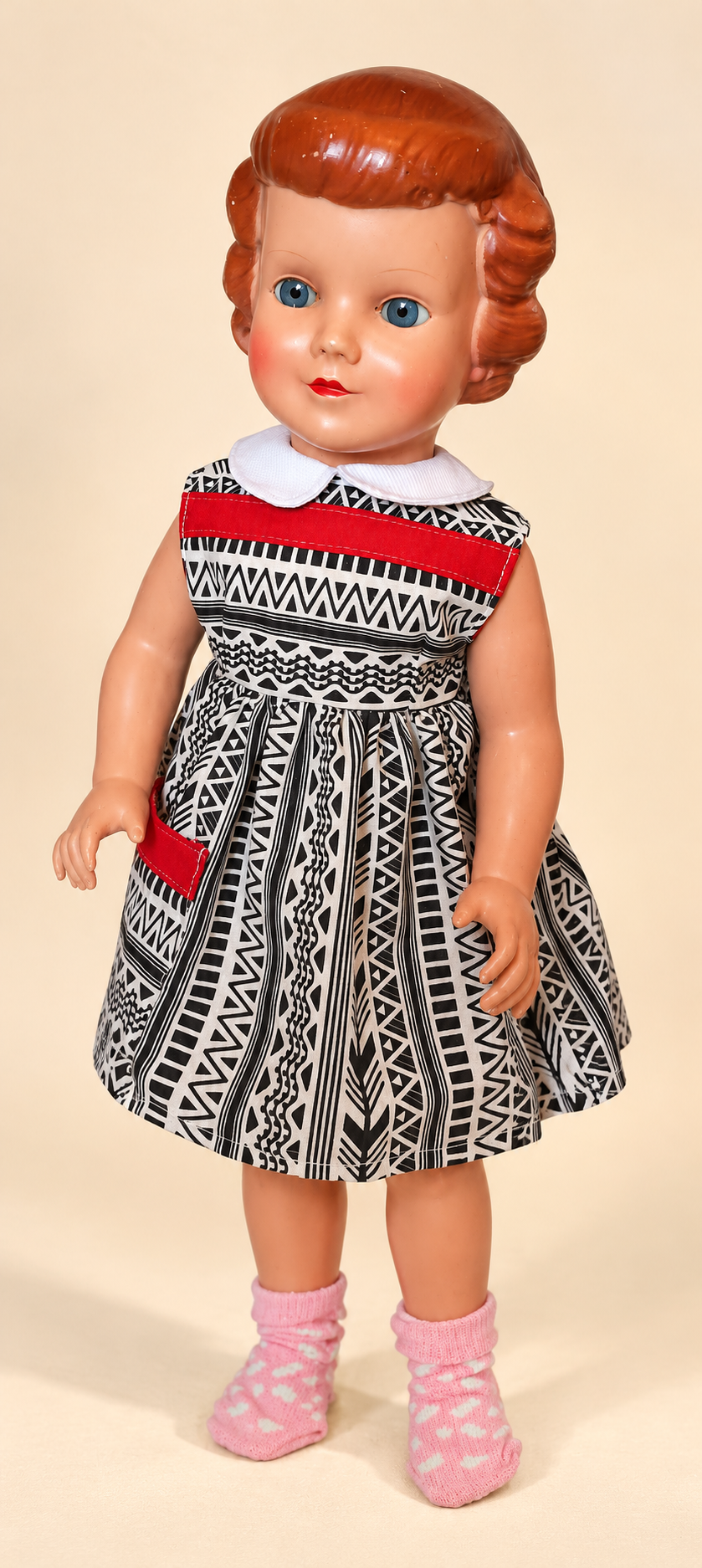 Vera de Schildkröt — collection de Karin — Vera de Schildkröt, chevelure moulée rousse et robe à motifs noirs et blancs — collection de Karin — vue 1.