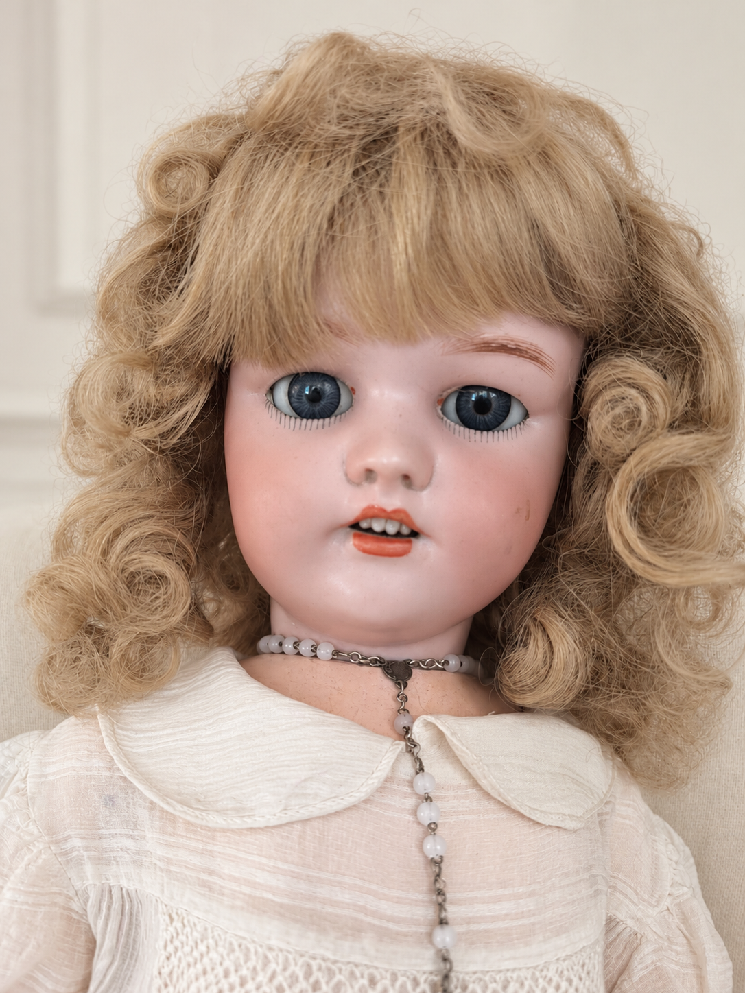 Poupée Simon & Halbig de 62 cm — collection de Jacqueline — Portrait aux yeux bleus — vue 2.