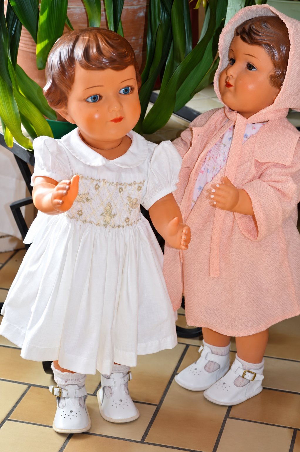 Claudine de SNF, 57 cm — collection de Françoise — Claudine à gauche, en robe blanche, accompagnée d'une autre poupée en manteau rose — collection de Françoise — vue 2.