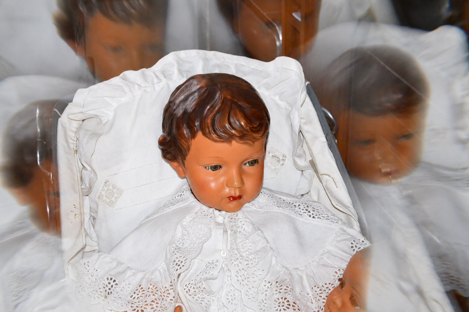 Claudinet de SNF, 64 cm — collection de Françoise — Claudinet photographié par le mari de Françoise : les visages périphériques sont un effet de filtre photographique — vue 2.
