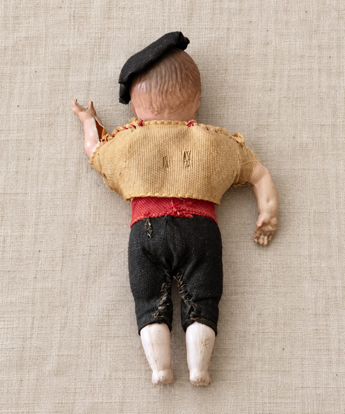 Petit Basque attribué à Petitcollin — souvenir de Véronique — Vue de dos du personnage de Véronique, avec les détails et l’usure de son vêtement — vue 3.