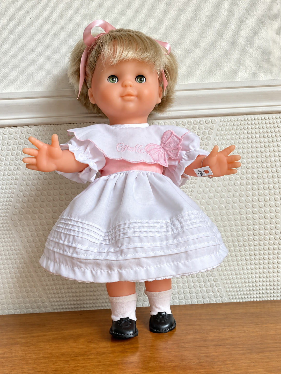 Poupée blonde en robe Corolle — collection de Dominique — Vue de face de la poupée présentée par Dominique — vue 2.