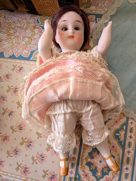 Mignonnette de 14 cm — mallette et trousseau — Vue de la poupée et du pantalon clair sous sa robe rose — vue 4.
