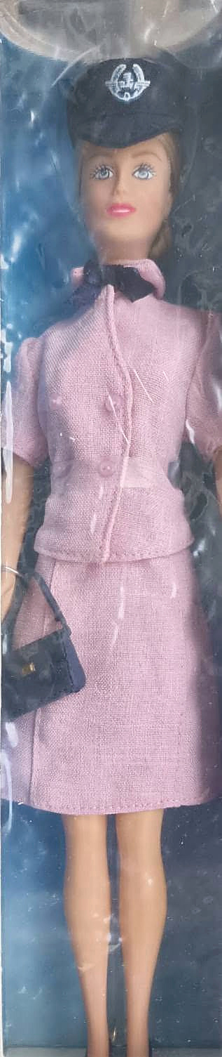 Air France — poupée mannequin et uniforme Balenciaga (1969) — Vue en pied de la poupée mannequin, uniforme rose, chaussures et accessoires — vue 2.