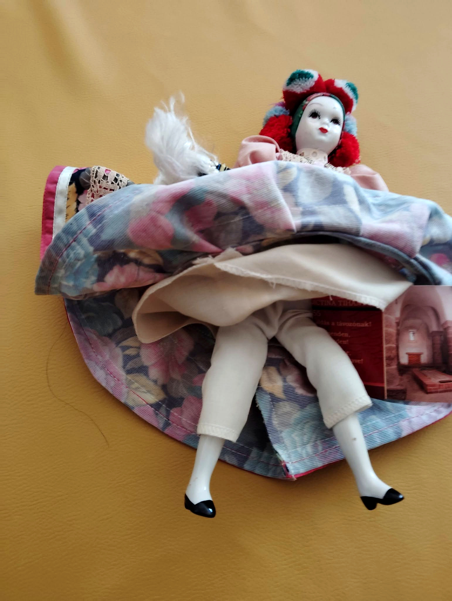 Poupée folklorique et souvenir de Tihany — Vue sous la jupe : pantalon clair, jambes et chaussures peintes en noir — vue 3.