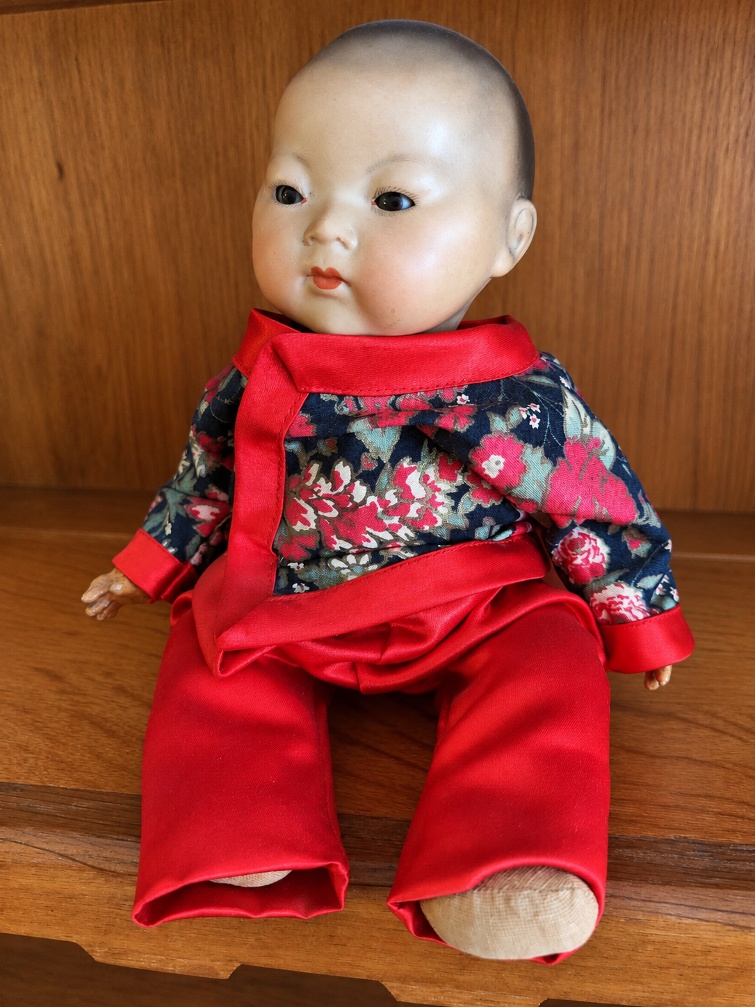 Bébé Armand Marseille — moule 353, collection de Marie-Henriette — Vue d’ensemble : tenue fleurie et pantalon rouge — vue 1.
