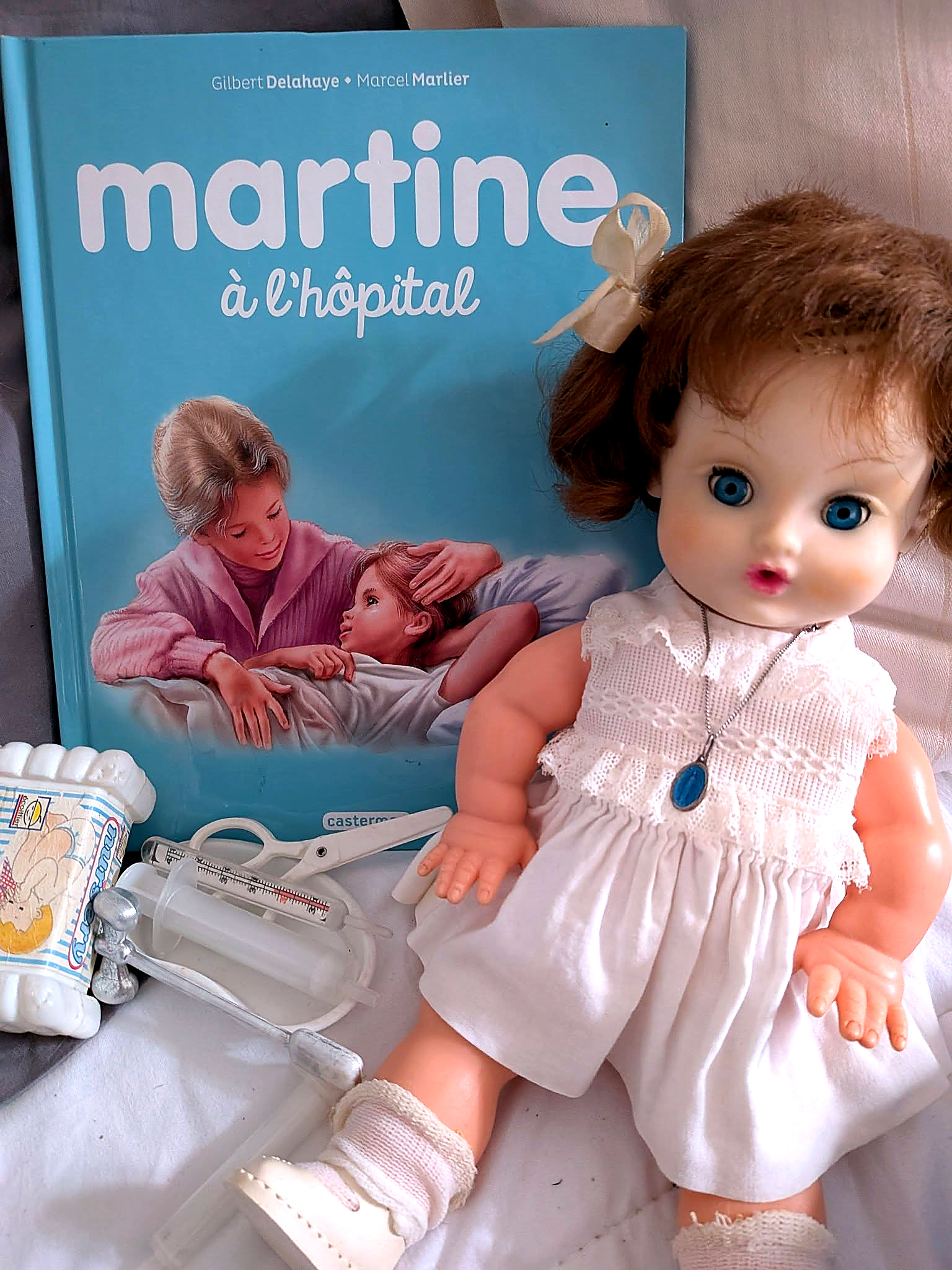 Bébé mouilleur et soigneur Bella, 32 cm — souvenir d’enfance de Mireille — Bébé Bella avec l’album Martine à l’hôpital — vue 7.