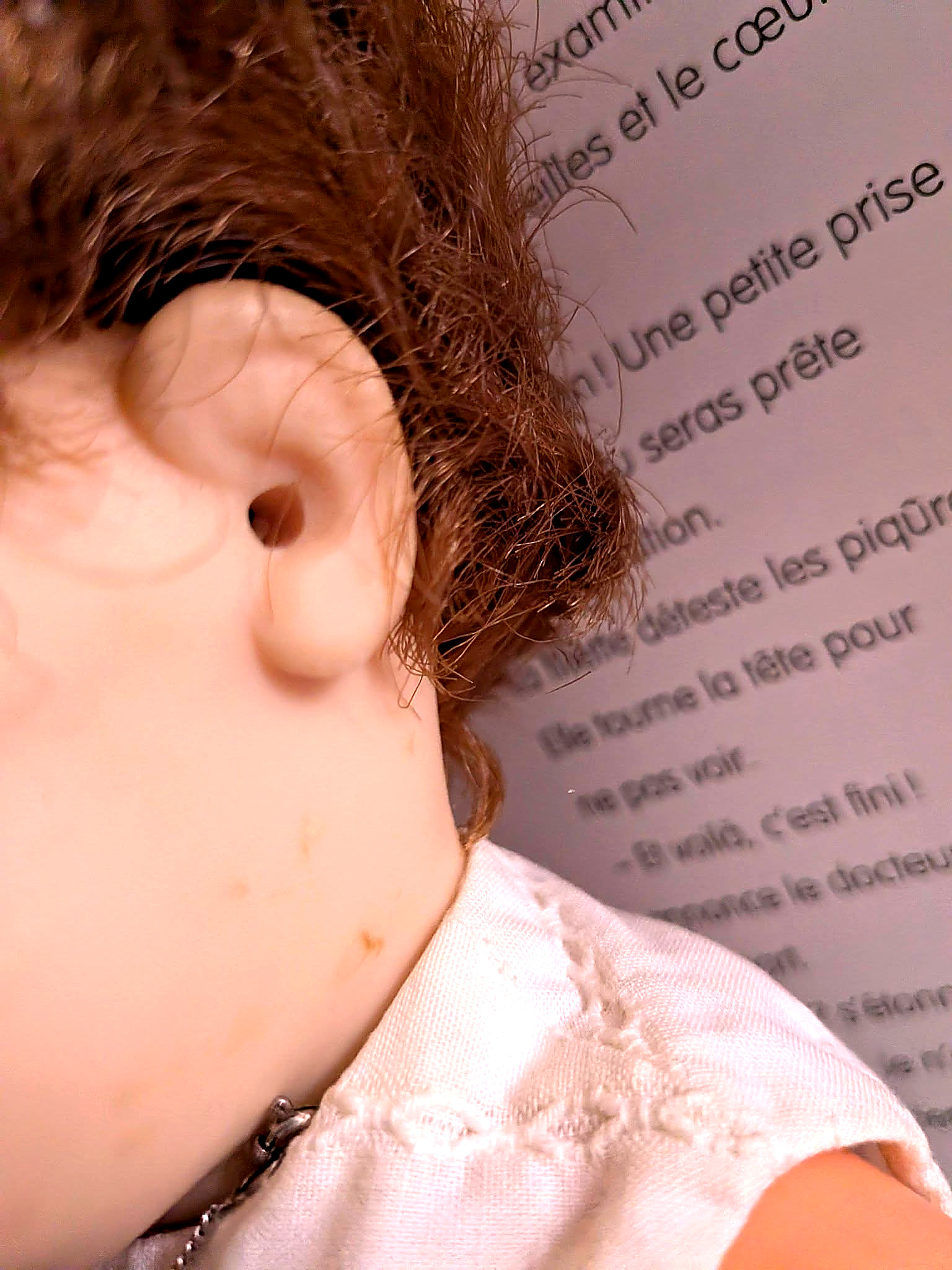 Bébé mouilleur et soigneur Bella, 32 cm — souvenir d’enfance de Mireille — Détail de l’orifice à l’oreille — vue 6.