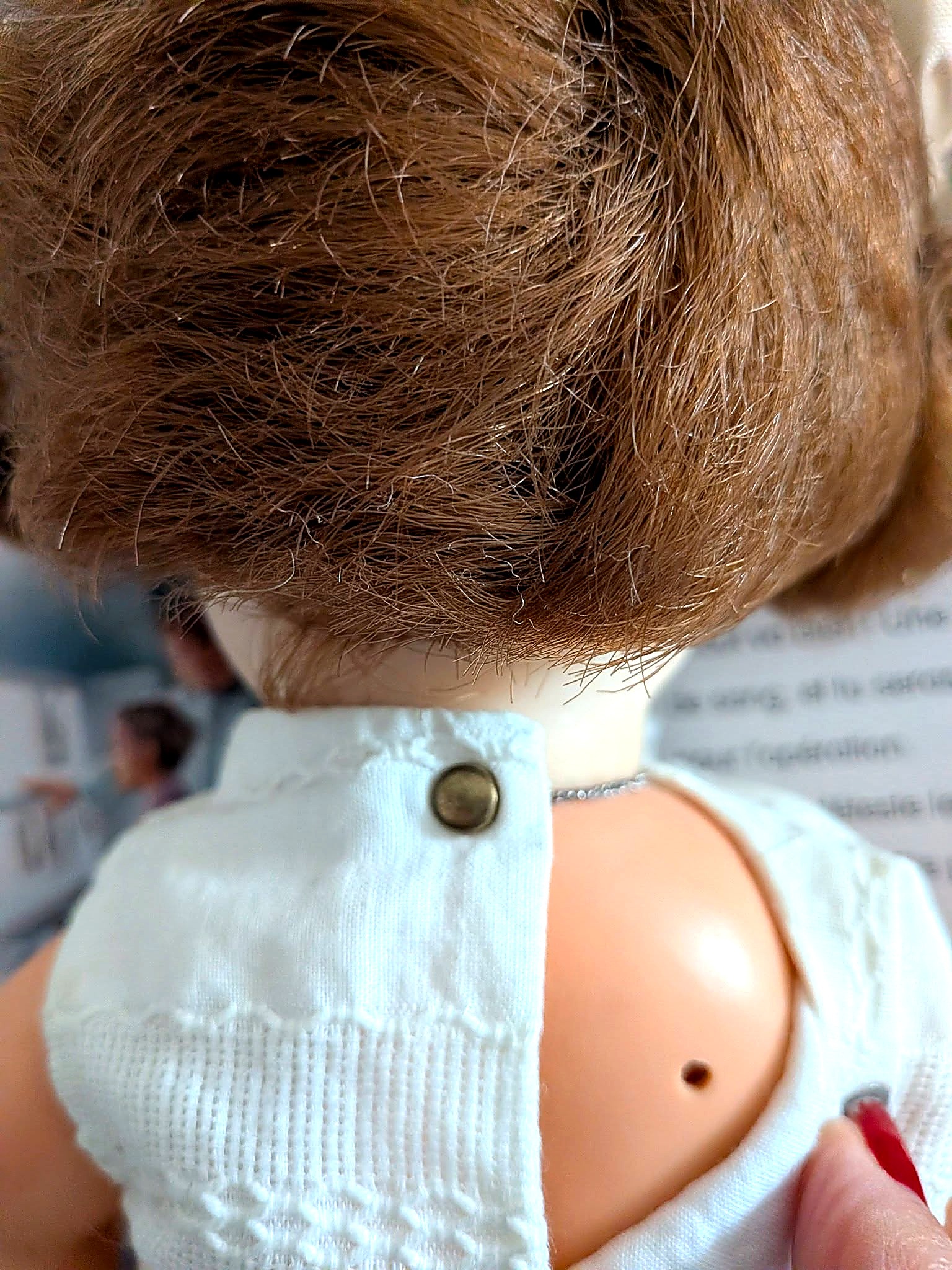 Bébé mouilleur et soigneur Bella, 32 cm — souvenir d’enfance de Mireille — Orifice dans le haut du dos du bébé soigneur — vue 5.
