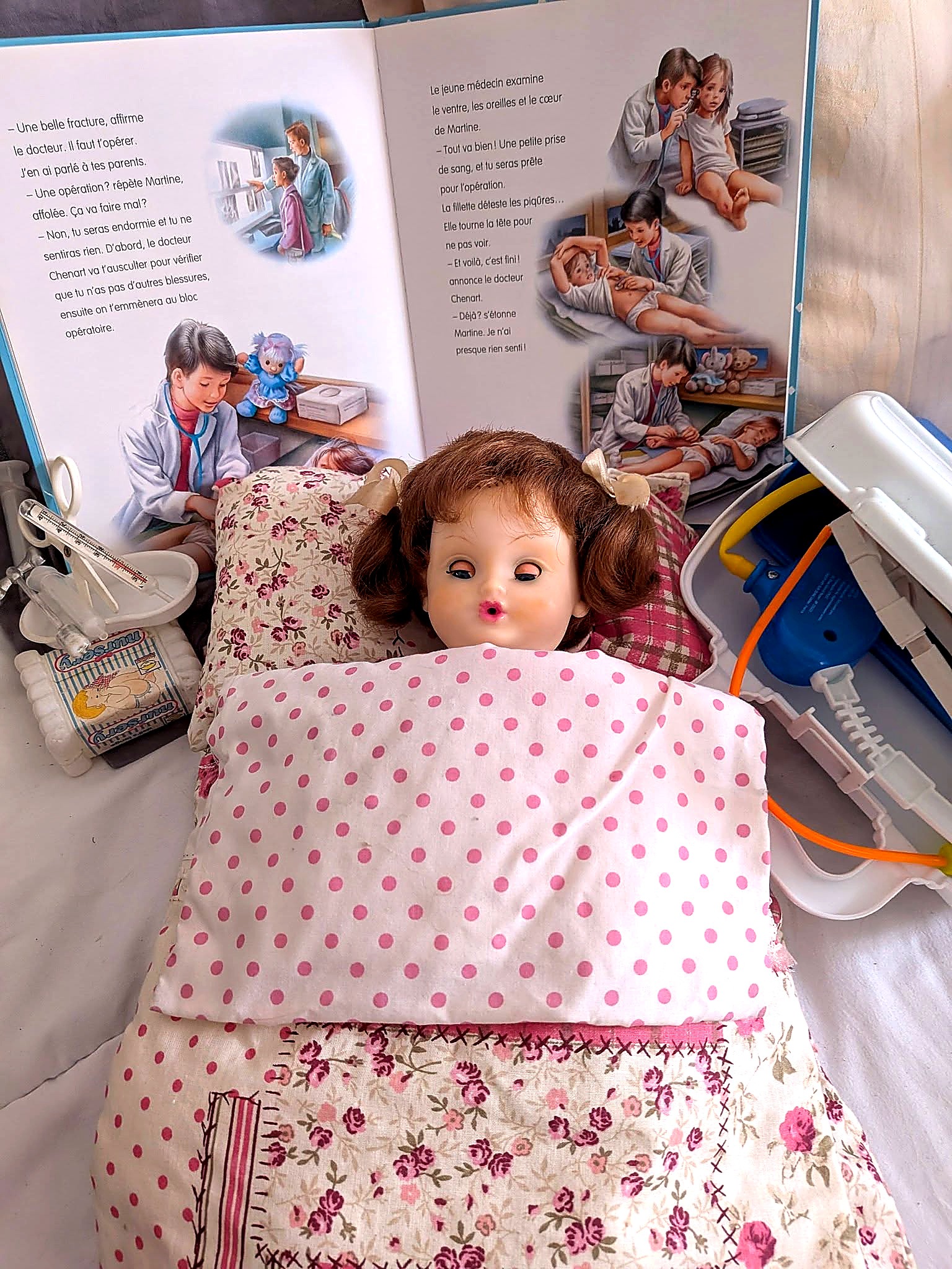 Bébé mouilleur et soigneur Bella, 32 cm — souvenir d’enfance de Mireille — Photographie originale de la présentation au lit — vue 3.