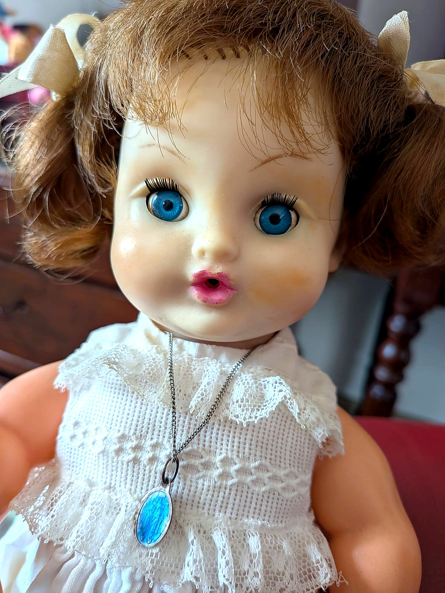 Bébé mouilleur et soigneur Bella, 32 cm — souvenir d’enfance de Mireille — Portrait du bébé Bella de Mireille — vue 8.
