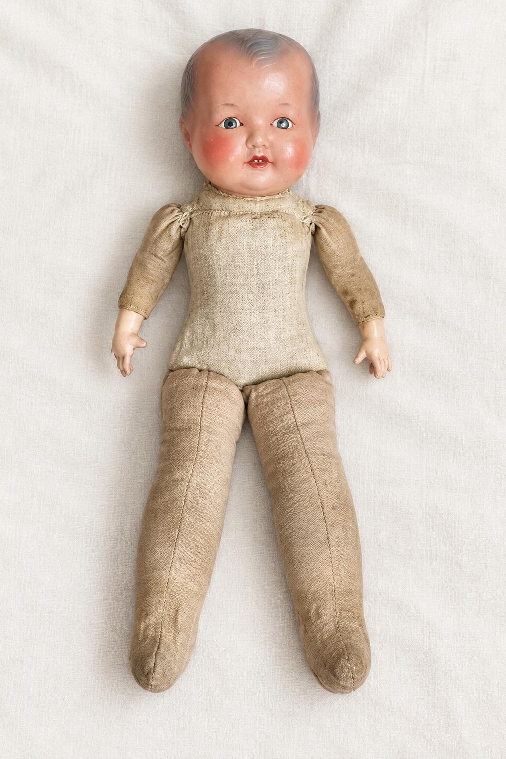 Poupon de 34 cm à tête Convert et corps bourré de paille — collection de Françoise — Corps textile du poupon, vue de face — vue 2.