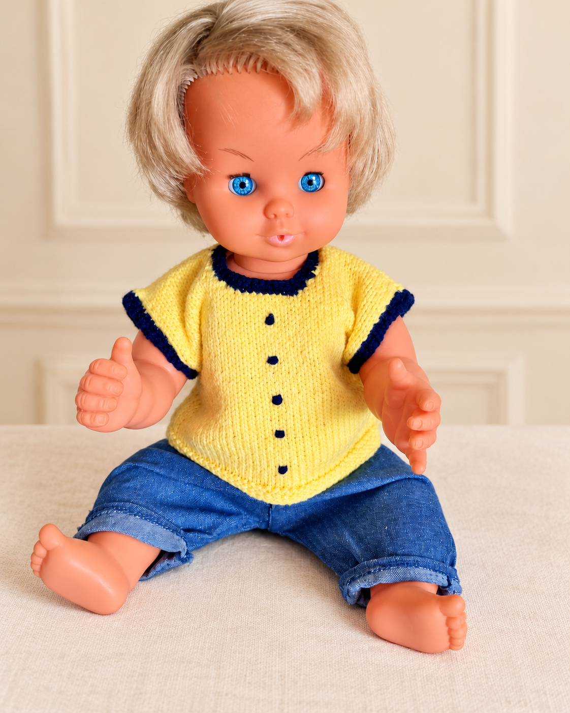 Un poupon Gégé en pull jaune — probablement Patrick, collection d’Annie — Le poupon Gégé de la collection d’Annie, probablement Patrick, en pull jaune et pantalon en denim. Codes CZ4T et CBG4 rapportés par Annie — vue 1.