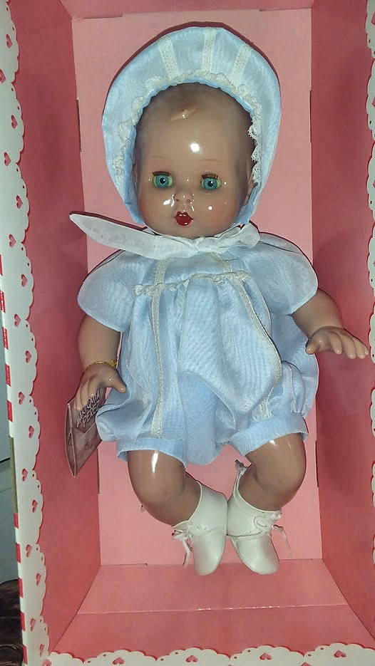 Juanín bébé de Mariquita Pérez en tenue bleu pâle — collection de Vincente — Juanín bébé de Mariquita Pérez, présenté par Vincente : tenue et bonnet bleu pâle, chaussures blanches et boîte rose — vue 1.