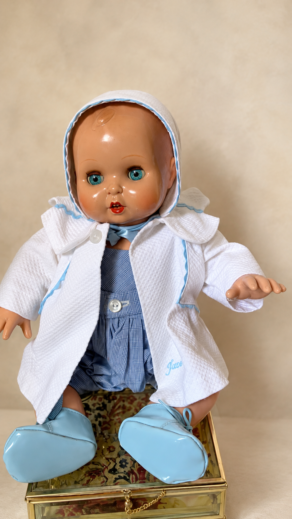 Juanín Bebé, le grand modèle en blanc et bleu — collection de Chantal — Le grand Juanín Bebé de Chantal : manteau et bonnet blancs bordés de bleu, tenue à carreaux et chaussures bleu clair — vue 1.