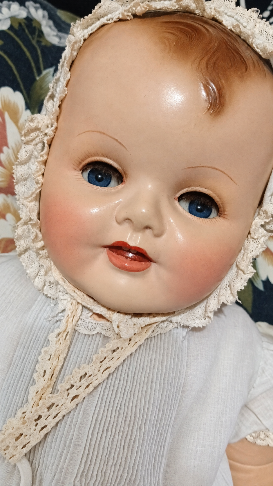 Gros bébé Raynal — présentation de Lydia — Portrait rapproché : yeux bleus, joues roses, bouche entrouverte et mèches dessinées sur le front — vue 2.