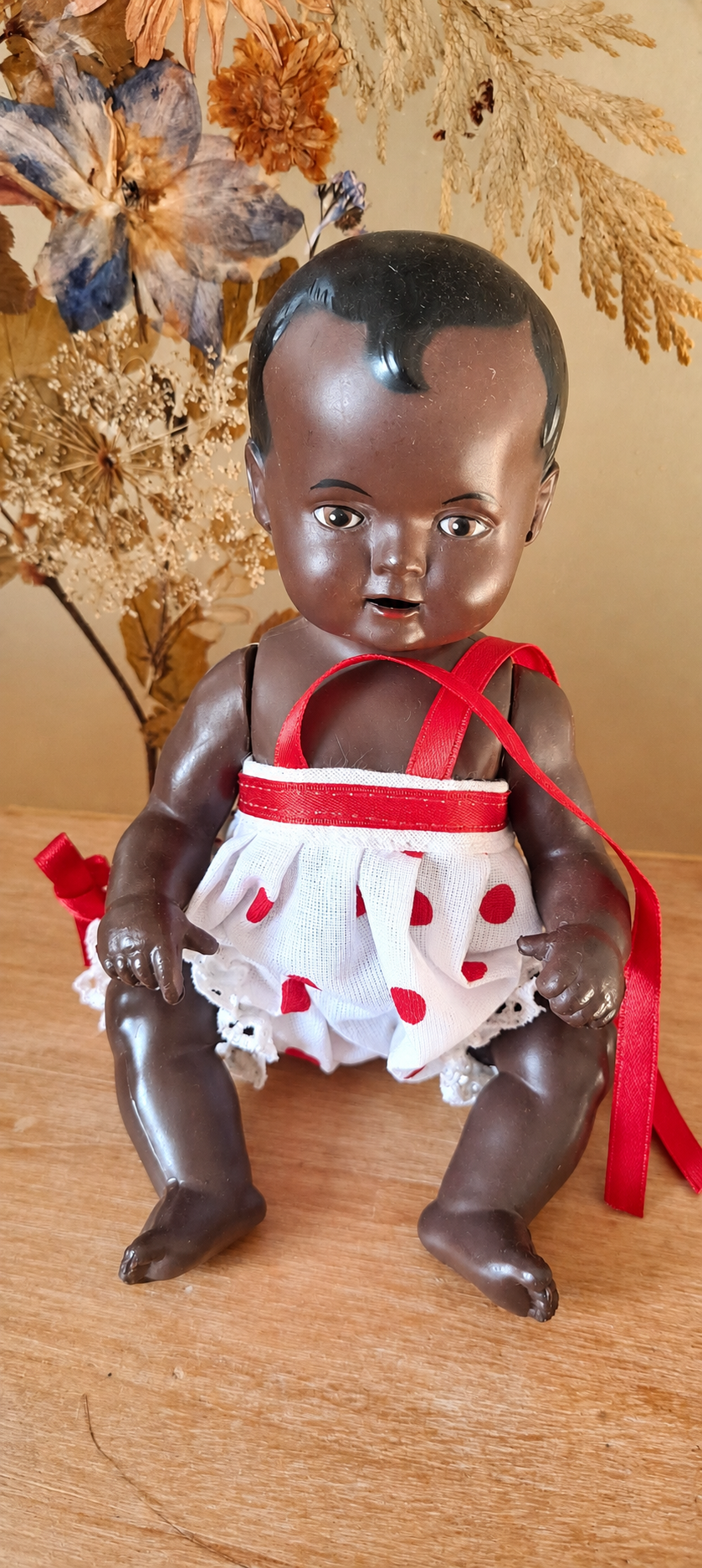 Petit poupon à carnation foncée — réédition Schildkröt de Karin — Le petit poupon à carnation foncée de Karin, présenté par elle comme une réédition Schildkröt — vue 1.
