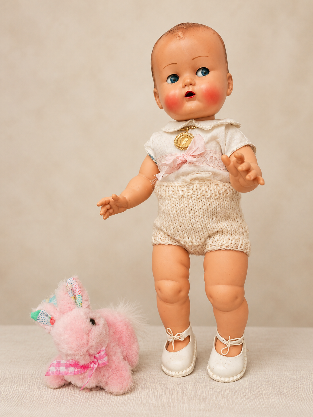 Caroline et gros bébé Raynal — collection de Lydia — Caroline en tenue claire, avec son médaillon et le petit lapin rose — vue 1.