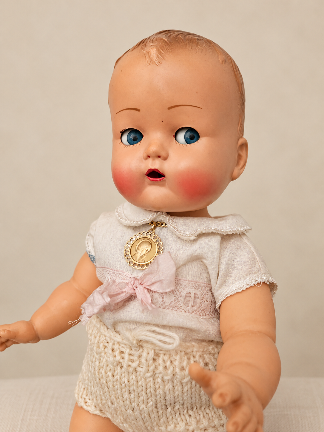 Caroline et gros bébé Raynal — collection de Lydia — Portrait de Caroline : yeux bleus, joues roses et médaillon doré — vue 2.