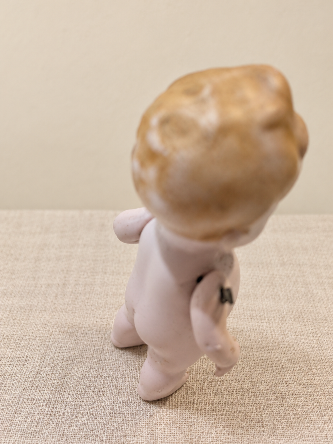 Bébé humoristique tout en porcelaine — collection de Mireille — Vue de dos du bébé de Mireille et de sa coiffure figurée — vue 5.