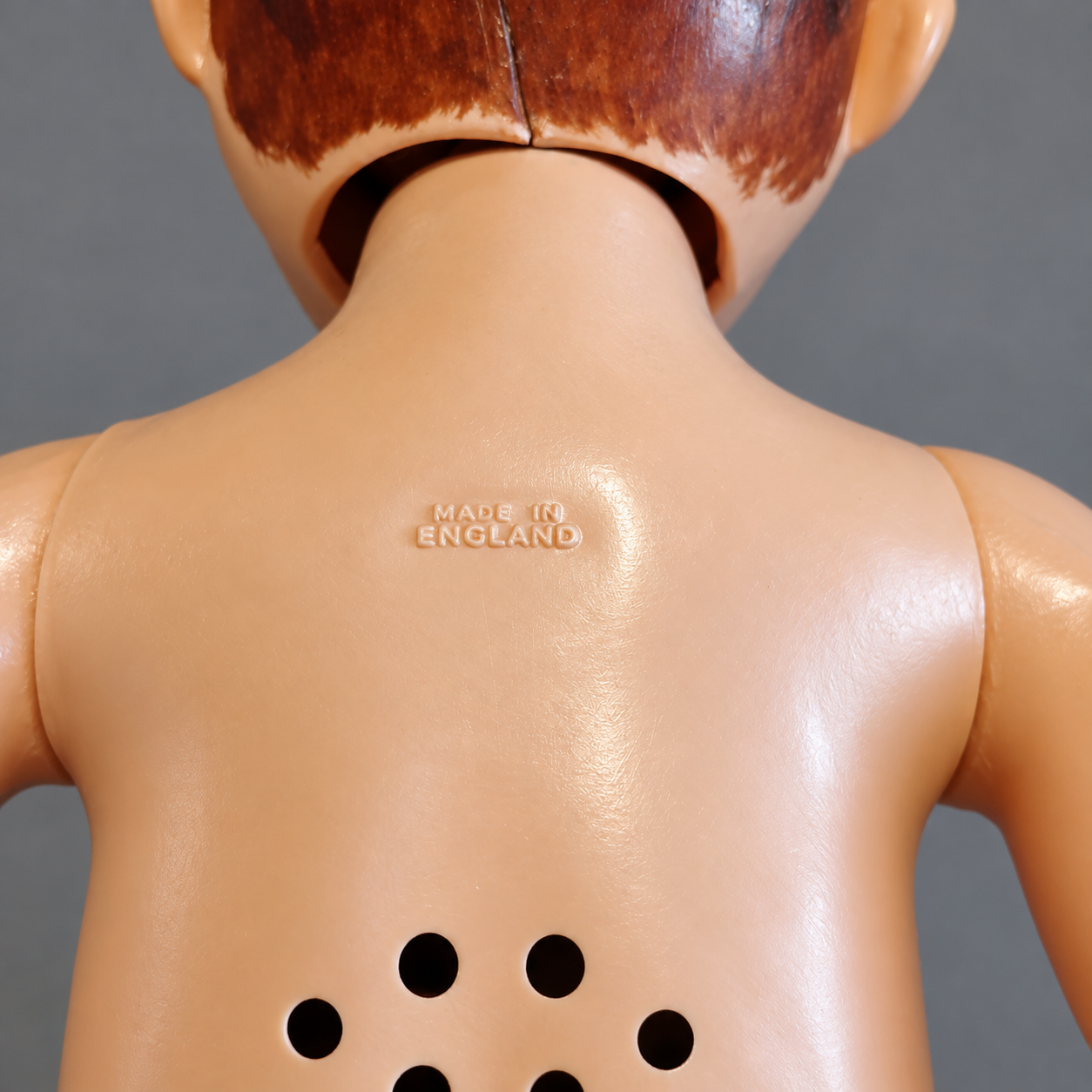 Bébé marcheur anglais — fabricant à identifier — Détail du marquage moulé au haut du dos — vue 5.