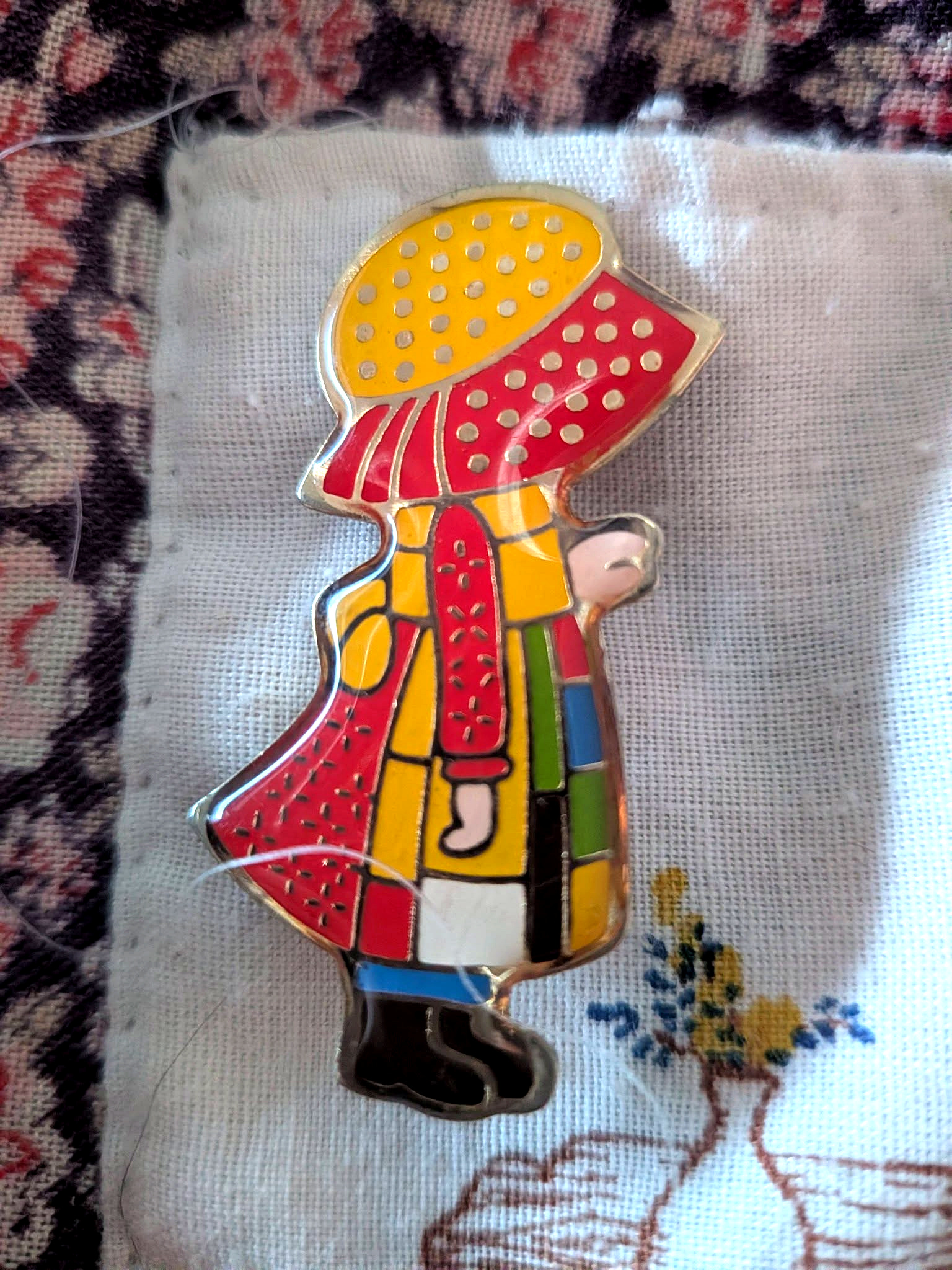 Sarah Kay : puzzles, broche et petits trésors — collection de Mireille — Broche en forme de fillette au grand chapeau — vue 5.