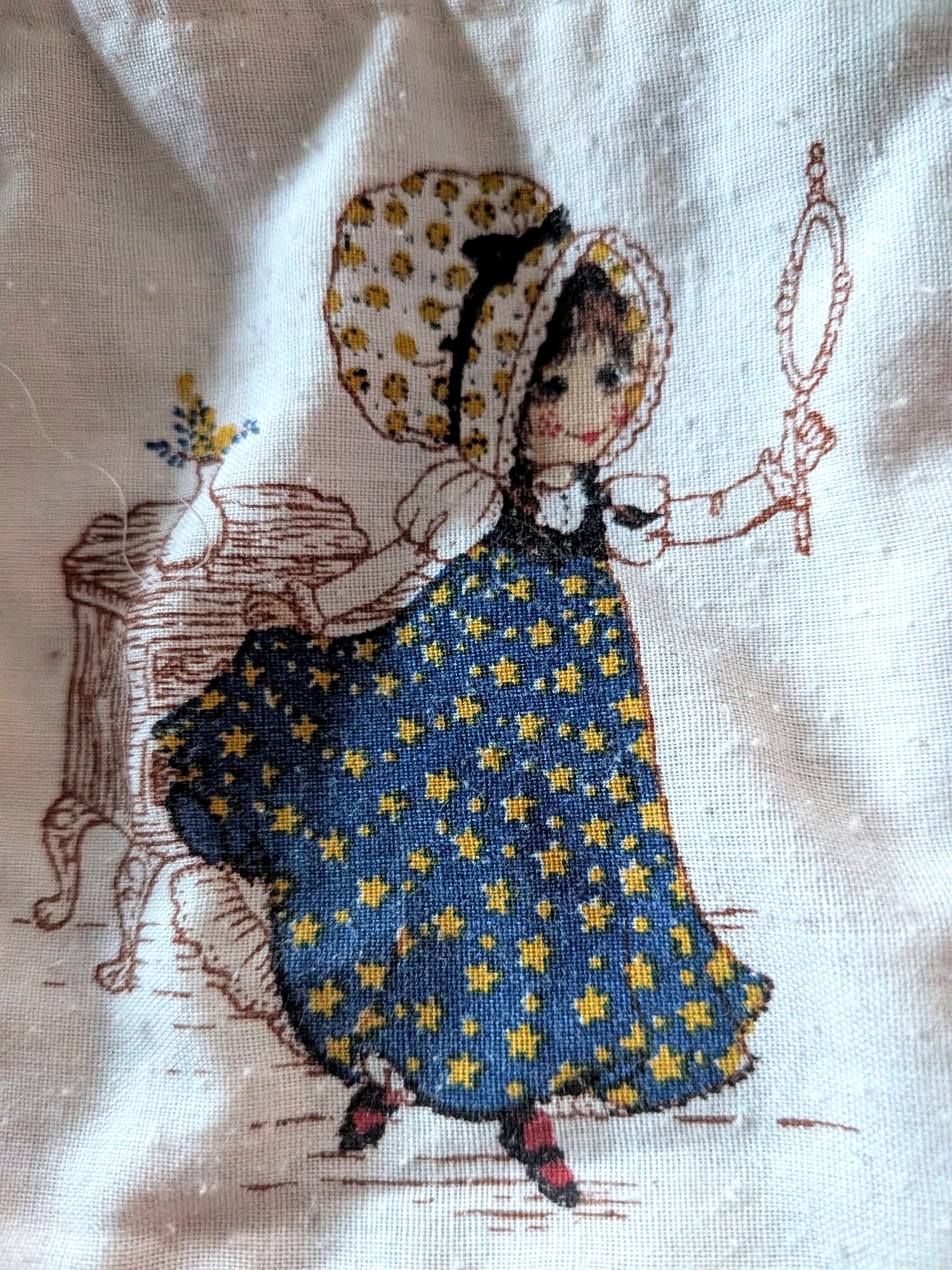 Sarah Kay : puzzles, broche et petits trésors — collection de Mireille — Détail de l’illustration sur le sac — vue 4.