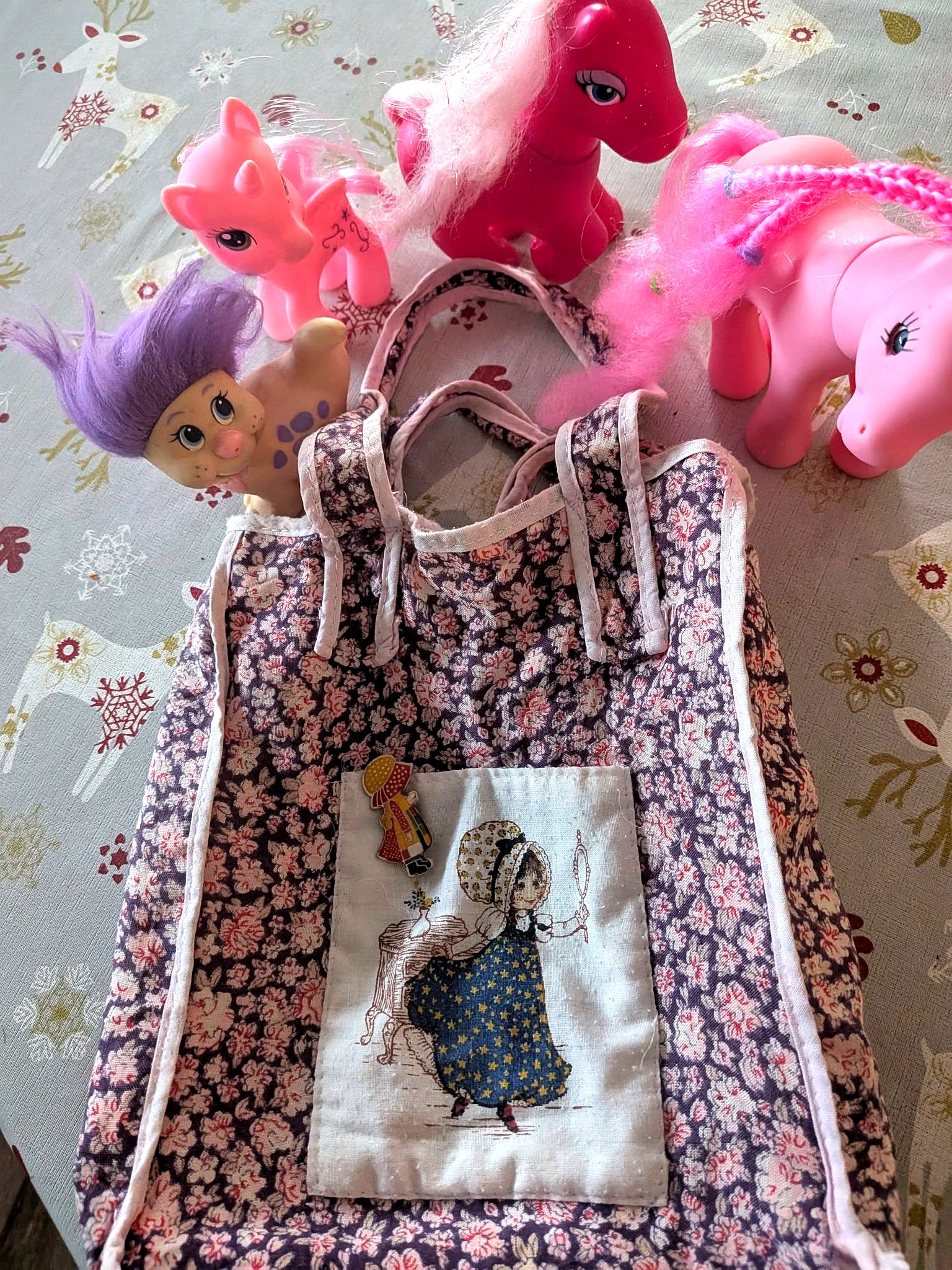Sarah Kay : puzzles, broche et petits trésors — collection de Mireille — Sac illustré, broche et petits jouets retrouvés par Mireille — vue 3.