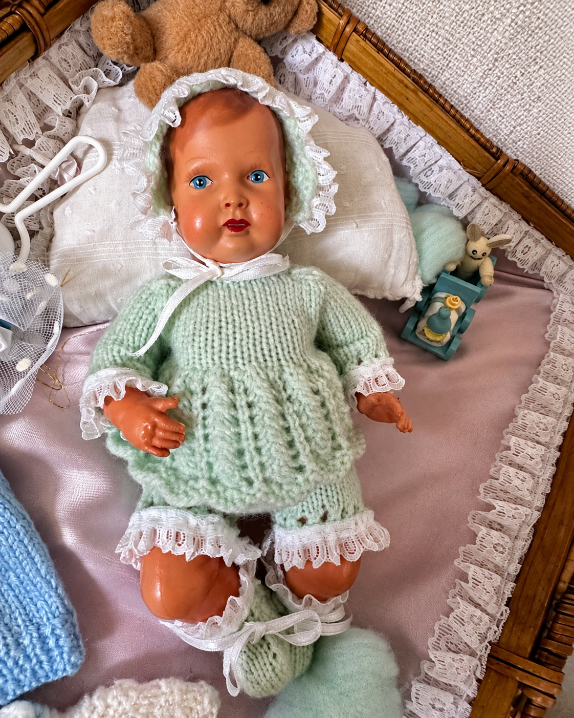 Une petite valise et son trousseau — collection de Louise — Détail du bébé en tenue vert pâle — vue 4.