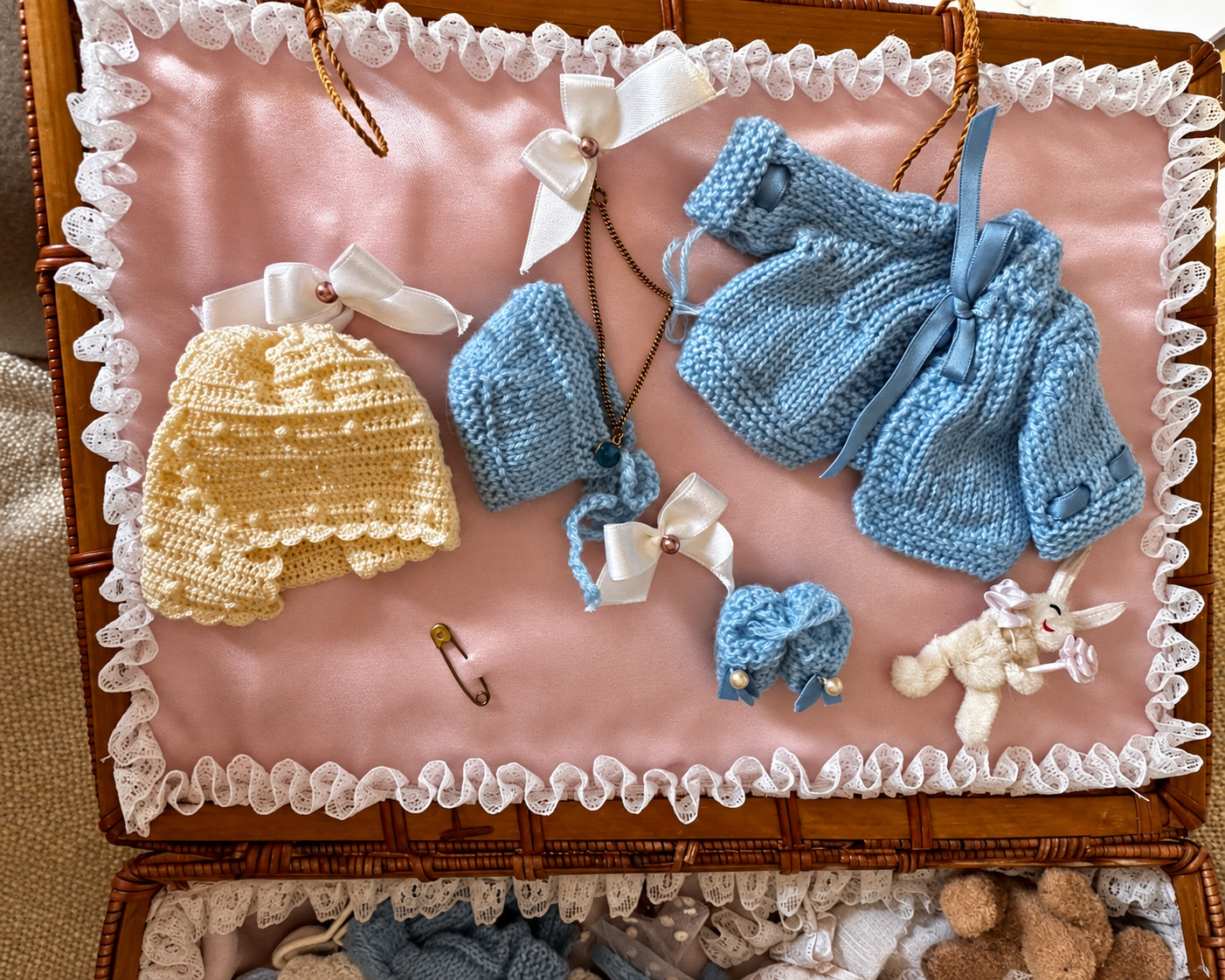Une petite valise et son trousseau — collection de Louise — Les vêtements et accessoires dans le couvercle — vue 2.